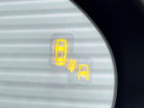 【ブラインドスポットモニタリング】走行中、ドアミラーの死角になりやすい箇所に後続車が接近するとサイドミラー付近に警告を表示、ドライバーに注意喚起をしてくれます。