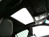 室内に心地いい解放感を。パノラマムーンルーフ付きです。キャンプで星空を眺められます!