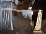 【ペダル】BMWはオルガン式アクセルペダルを採用しています。踏み込む足とペダルが同じ軌跡を描くため、かかとがずれにくく、アクセルコントロールがよりしやすくなるメリットがあります。