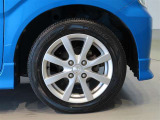 純正のアルミホイール装着車です。タイヤサイズは155/65R14です。