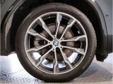 BMWの純正アロイホイールは軽量かつ強度にも優れているホイールで走行性能を引き上げる設計になっております。足元にもBMWは妥協がなくこだわっている個所になります。