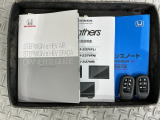 スマートキーは鍵をバッグに入れたままでもドアロックの開閉やエンジンのON・OFFができます。夜間や雨の日も鍵を探さなくて良いので便利です。