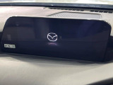 【8.8インチマツダコネクト】車内の雰囲気にマッチした大型ディスプレイ。スマホ接続でのナビ使用やBluetooth再生等、様々な機能が楽しめます。直感的なダイヤル操作が可能で、使い勝手も良好です。