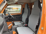 【シート】リクライニング機構が付いているので大柄な人でもゆとりある運転姿勢がとれますよ☆