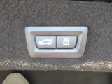 電動リアゲート装備です。バンパー下でのキックスイッチも装備されております。