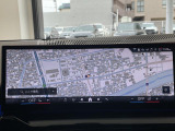 BMWのナビゲーションは操作性も良く、詳細な地図情報と交通状況を見やすく表示し、快適なドライビングをサポートしながら目的地までナビゲートします。