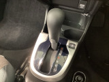 ハンドル周りがすっきりするフロアシフト。ハンドル操作に集中しやすいので、事故の防止にも役立ちます。