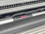 【STIタワーバー】お車の剛性を高めるタワーバーを装備。よりスムーズなコーナリング走行が可能となり、走りも楽しめます。