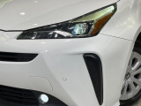 【LEDヘッドライト】悪天候や夜間走行時も良好な視界を確保し安心して運転できる高輝度LEDヘッドライトを装備!点灯速度が早く、消費電力も抑えられています。
