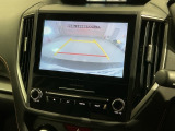 リバースギアに入れるだけで後方の表示へ切り替わります。夜間や雨の日の駐車も楽になりますよ。