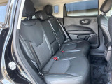 ●後部座席も気になるようなキズ・汚れやへたり等、大きなダメージはなく、良好な状態です。