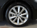 純正のアルミホイール装着車です。タイヤサイズは225/45R17です。