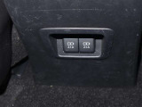 充電用USB端子付き。スマートフォンなどの充電に便利です。