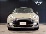 MINIのフロントグリルのデザインはイギリスで生まれた当初から、シルバーのサイドバーが折り重なった伝統的なデザインで御座います。その伝統はBMWのお車になってからでも少しずつ形を変えて守られております