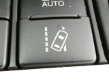 「レーンディパーチャーアラート」セットスイッチ。車線または走路からの逸脱の可能性を警告すると共に、車線または走路からの逸脱を避けるためのハンドル操作の一部を支援する機能です。