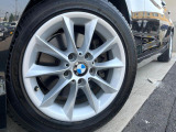 ●純正16インチアルミホイール:輸入車ならではの卓越した走りを支えるホイールと足回りです!日本車の走りに慣れている方にもぜひ体感して頂きたいほど、高いレベルでまとまっています!
