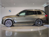 【XDrive】強大なパワーをXdriveシステムが瞬時に理想的な可変配分を行い、かつてない安心・快適・スポーティな走りを約束します。走行状況に応じてトルク配分を最適化してくれる優れものです!