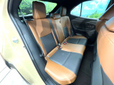 後部座席も気になるようなキズ・汚れやへたり等、大きなダメージはなく、良好な状態です。