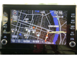 スマホやiPhoneと連携し、対応アプリをディスプレイに表示させて使うディスプレイオーディオ。使い慣れた従来のトヨタ車載ナビが利用できるエントリーナビキットを装着しています。