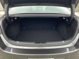 積み下ろしのしやすいデッキにはたっぷりと荷物を積み込んでいただけます。遊びから仕事まで、様々なシーンで頼れます♪