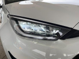 【LEDヘッドライト】悪天候や夜間走行時も良好な視界を確保し安心して運転できる高輝度LEDヘッドライトを装備!点灯速度が早く、消費電力も抑えられています。