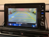 リバースギアに入れるだけで後方の表示へ切り替わります。夜間や雨の日の駐車も楽になりますよ。