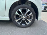 【純正ホイール】純正設計ならではの美しいデザインと精密な仕上げで、車両全体のスタイリングを引き立てます。