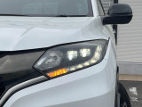 【LEDヘッドライト】悪天候や夜間走行時も良好な視界を確保し安心して運転できる高輝度LEDヘッドライトを装備!点灯速度が早く、消費電力も抑えられています。