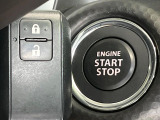 【キーレススタートシステム】カバンやポケットに入れたままでもドアの施錠・解錠が可能なスマートキーを装備。エンジンのオン・オフ時もカギを取り出す必要が無いからとっても便利です♪