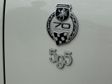 アバルト70周年記念エンブレムとなります。