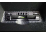 ボイスタイプのETC搭載。高速道路出入口もスマートに通過! 今やマストアイテムですね。納車前には使用できるようにセットアップをさせていただきます。ETCカードの取扱もしておりますのでご相談ください。