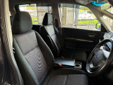 運転席の画像です。足元やシートまわりに余裕があり、リラックスした姿勢で運転が可能です。視界も良好で操作系へのアクセスもしやすく、快適で安心感のあるドライブをサポートします。