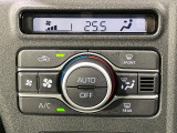 【オートエアコン】一度お好みの温度に設定すれば、車内の温度を検知し風量や温度を自動で調整。暑い&hellip;寒い&hellip;と何度もスイッチ操作をする必要はありません。快適な車内空間には必須の機能ですね♪