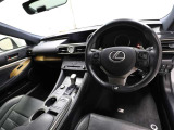 上質で落ち着いた印象のインパネ。視界も広々で運転しやすいです。