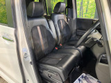 運転席まわりには十分なスペースがあり、大柄な方でもゆったり運転していただける環境です。