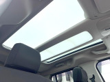 ●サンルーフ:開放感たっぷりの希少装備、サンルーフが装着されています!車内に明かりを取り入れたり景色を楽しむ以外にも、車内の空気も簡単に換気できて快適です!