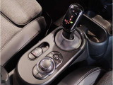 【iDriveコントローラー】手元でナビゲーション操作を可能にすることにより、ドライビングの姿勢を崩したり、目線を大きくそらすことなく安全な運転が可能です