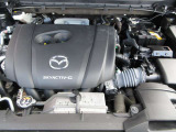 「SKYACTIV-G(ガソリン)」は、規格外の高圧縮を実現し、世界のエンジン技術者に驚きを与えました。さらに、それを維持したままノッキングの発生を抑え、熱効率を向上、走りにも寄与したエンジンです。