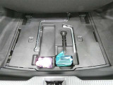 スペアタイヤレス車です。応急セットを搭載しております。