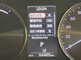 【車線逸脱警報】道路上の白(黄)線を認識し、意図せず走行中の車線からはみ出しそうになった時、メーター内の警告灯とブザーで注意喚起してくれる安心・安全機能です♪