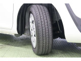 タイヤサイズ 185/60R15。スタイリッシュなデザインのホイールキャップ付きスチールホイールを装着しています。