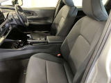 高いホールド性で運転姿勢が安定します。長距離ドライブでも疲れにくいのが魅力です。快適なドライビングライフをお送りください♪