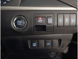 お車のキーはスマートキーです。キーを身につけた状態で車に近づき、ドアロックの解錠や施錠操作が出来ます。雨の日など両手がふさがっている時など、とっても便利ですね。