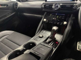 中古車選びで意外と見落としがちなポイントが、シフトレバー周辺の状態です。今回掲載している画像では、操作部分の使用感をはじめ、パネルの傷や擦れ、ボタン類の動作跡など、確認していただけます。