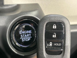 【Hondaスマートキー】カバンやポケットに入れたままでもドアの施錠・解錠が可能なスマートキーを装備。エンジンのオン・オフ時もカギを取り出す必要が無いからとっても便利です♪