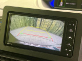 【バックカメラ】駐車時に後方がリアルタイム映像で確認できます。大型商業施設や立体駐車場での駐車時や、夜間のバック時に大活躍!運転スキルに関わらず、今や必須となった装備のひとつです!