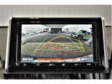 バックガイドモニター付き。車両後方の映像をナビ画面に表示し、駐車などの後退操作をサポートします。