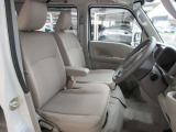 ゆとりの空間を確保。運転席は様々な体型のドライバーを想定しており、ドライビングポジションの調整が可能です。