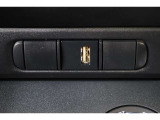 データ通信/充電用のUSBポートが装備されています。iPhoneやスマートフォンを繋いで音楽を再生したり、充電したり。車内にあると便利なアイテムのひとつですね!