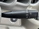 【オートライト(AUTO)】外の明るさをシステムが感知して、自動でヘッドライトが点灯します。ヘッドライトをつけ忘れを防ぐ便利機能です。